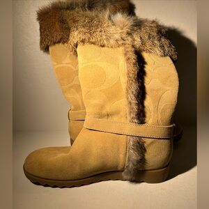 Coach Deeann Signature Embossed Suede Rabbit Fur Trim Women 8B Boots